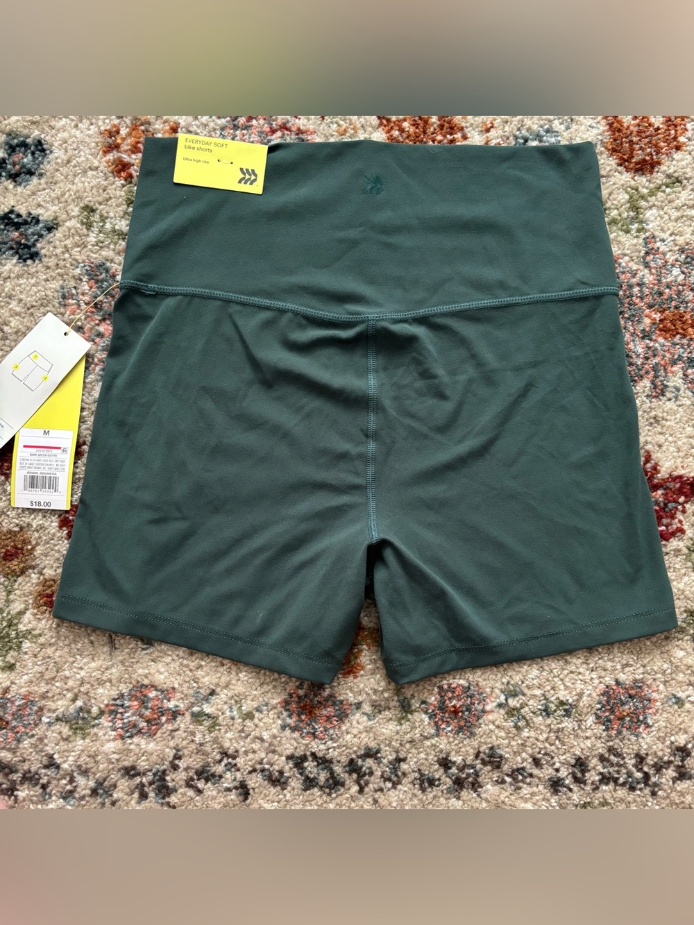 NWT Women’s Green All In Motion Biker Shorts - Picture 2 of 4